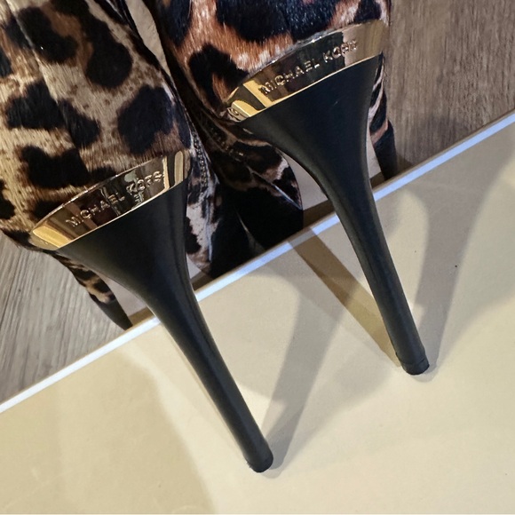 Michael Kors Boots with Real Fur Hairs - Picture 12 of 17